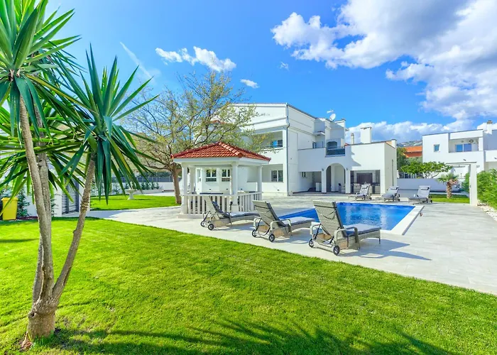 Villa Danica With Heated Pool And Jacuzzi