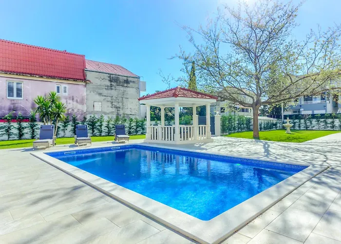 Villa Danica With Heated Pool And Jacuzzi