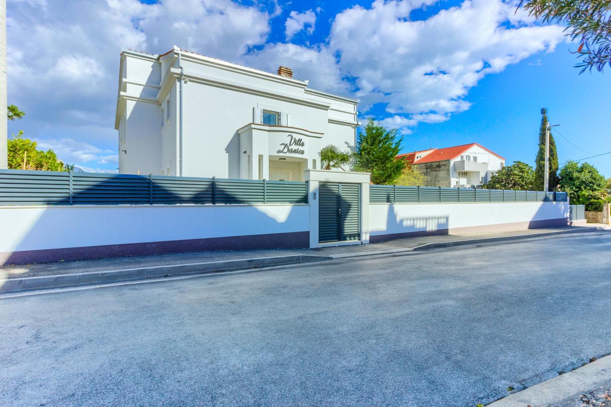 Danica With Heated Pool And Jacuzzi Vila Kastela