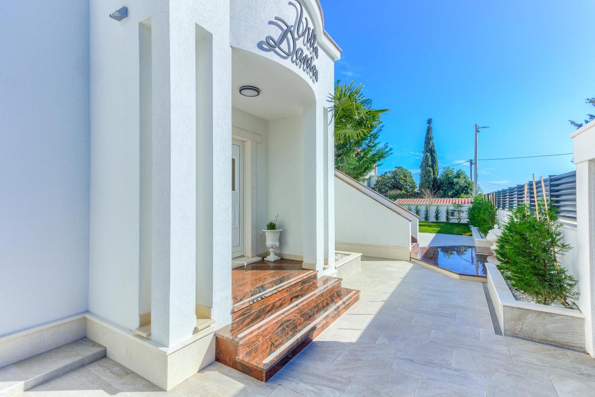 Danica With Heated Pool And Jacuzzi * Kastela