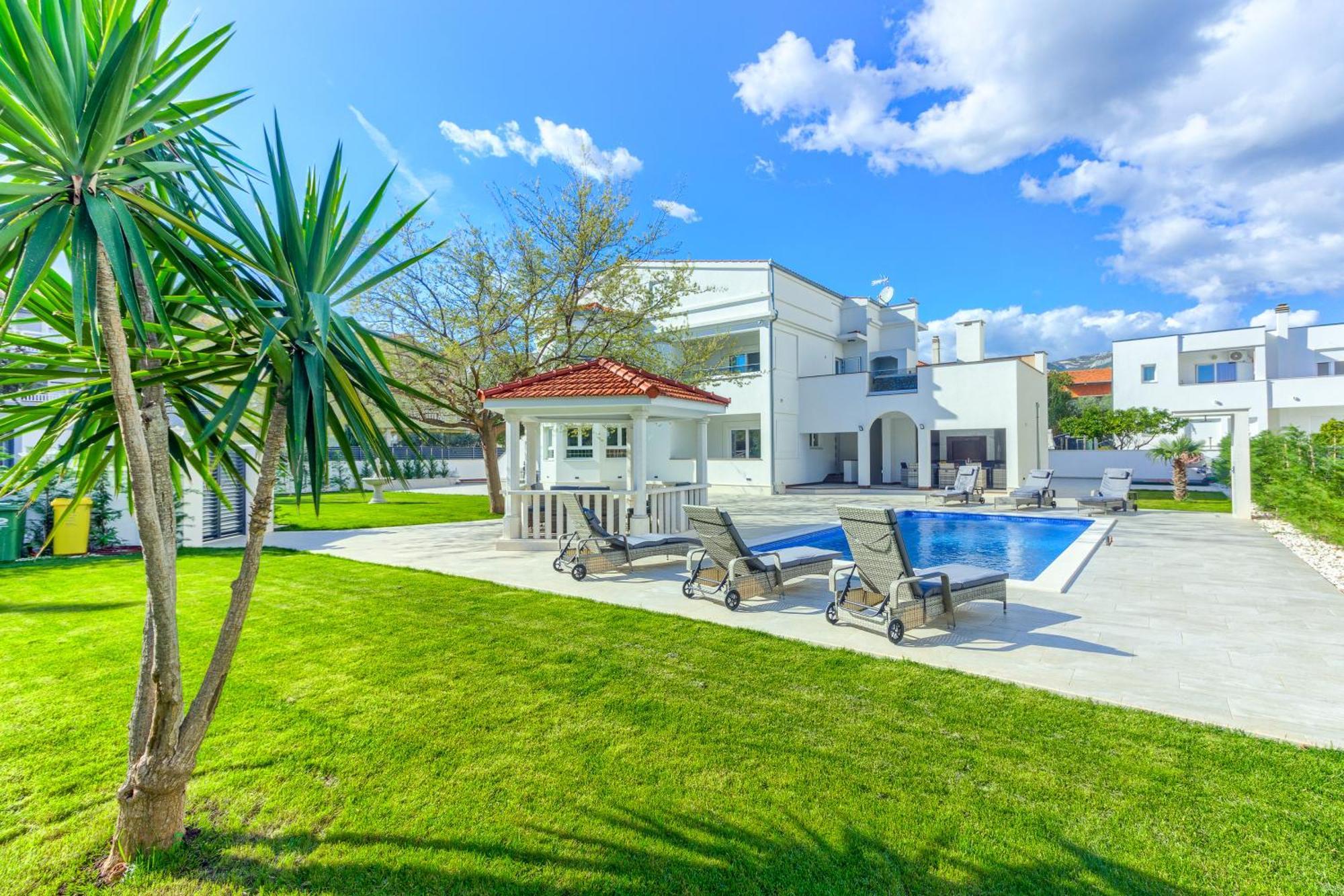 Danica With Heated Pool And Jacuzzi Villa