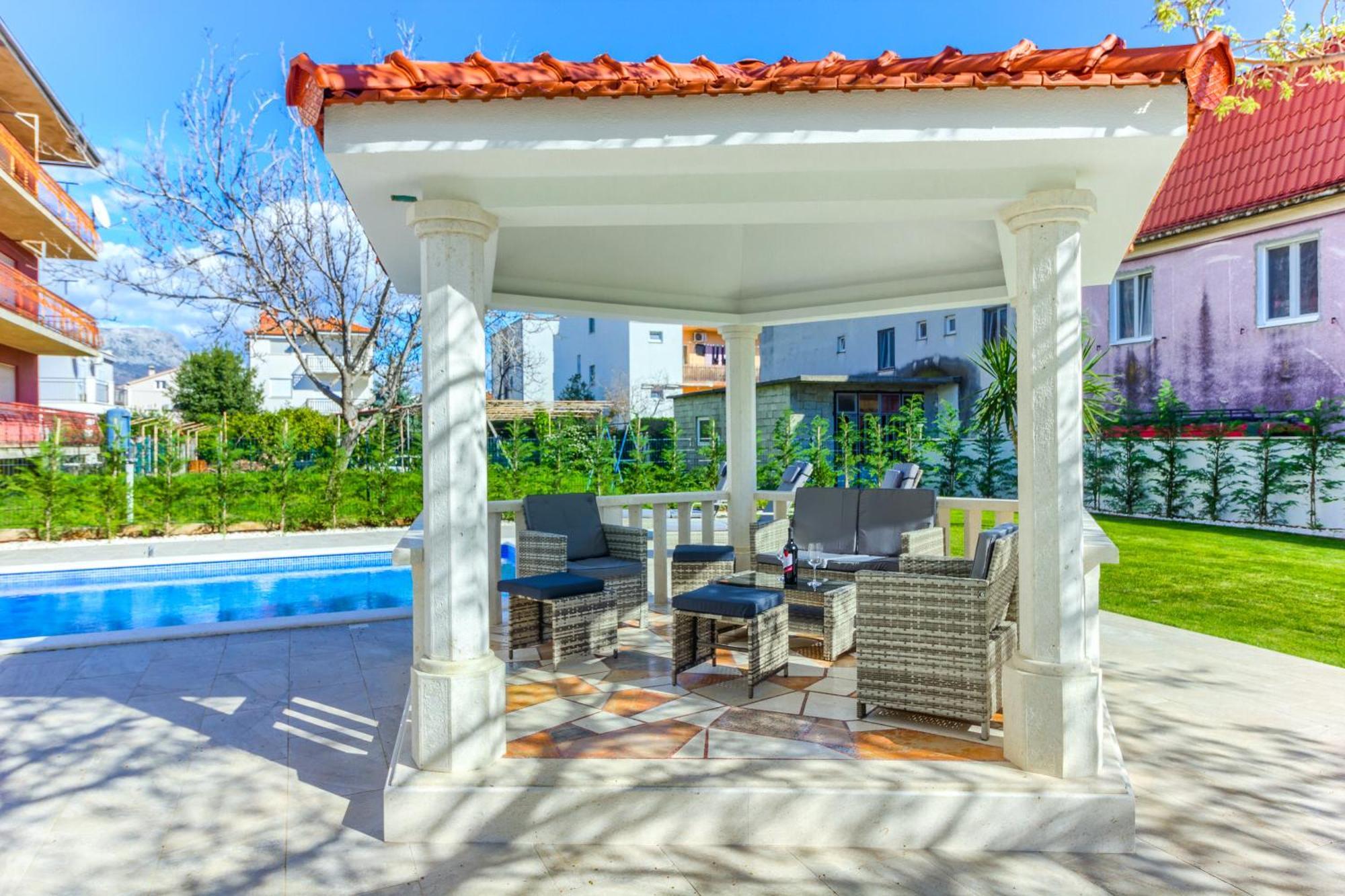 Danica With Heated Pool And Jacuzzi Villa Kastela