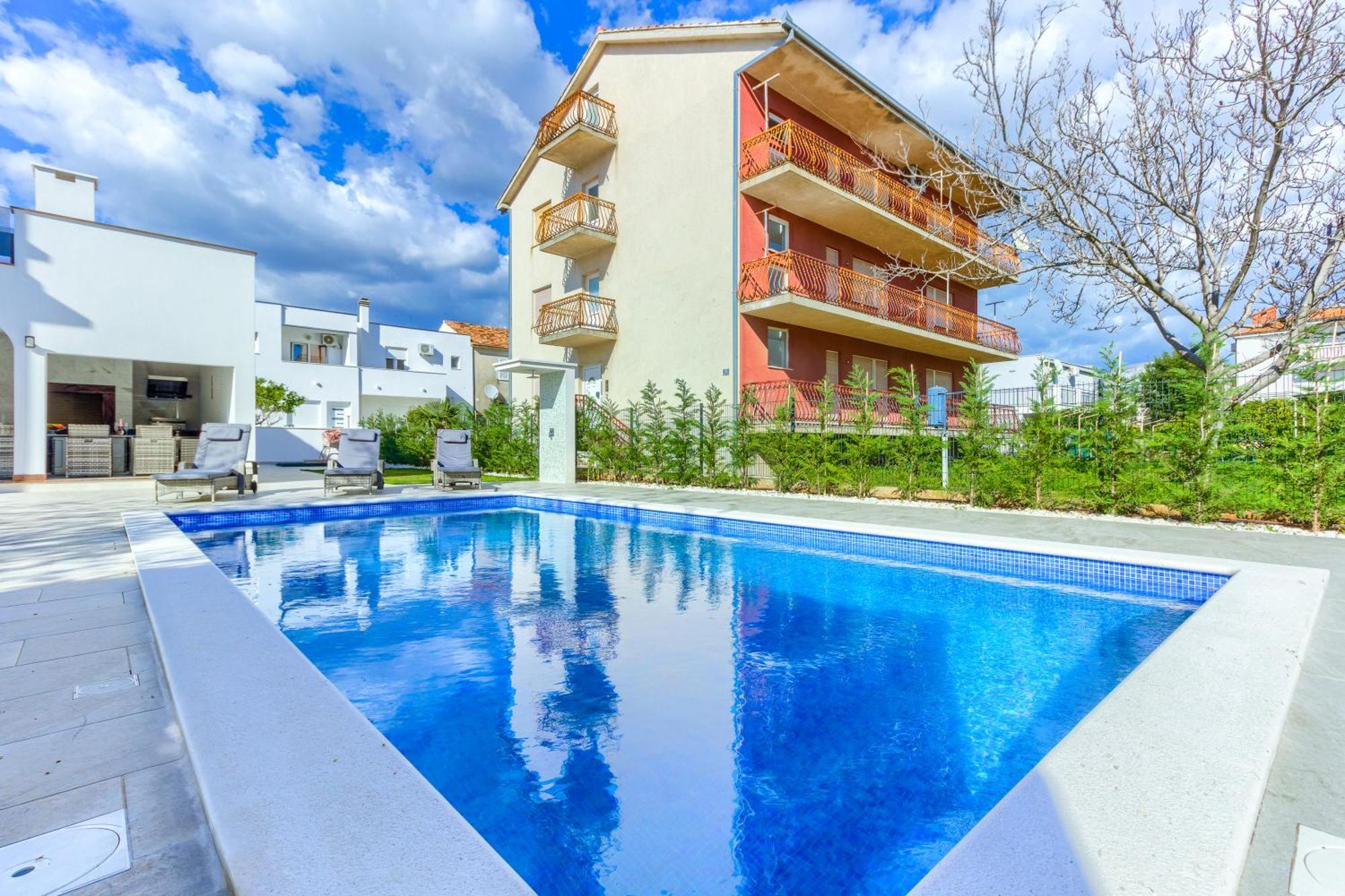 Danica With Heated Pool And Jacuzzi *