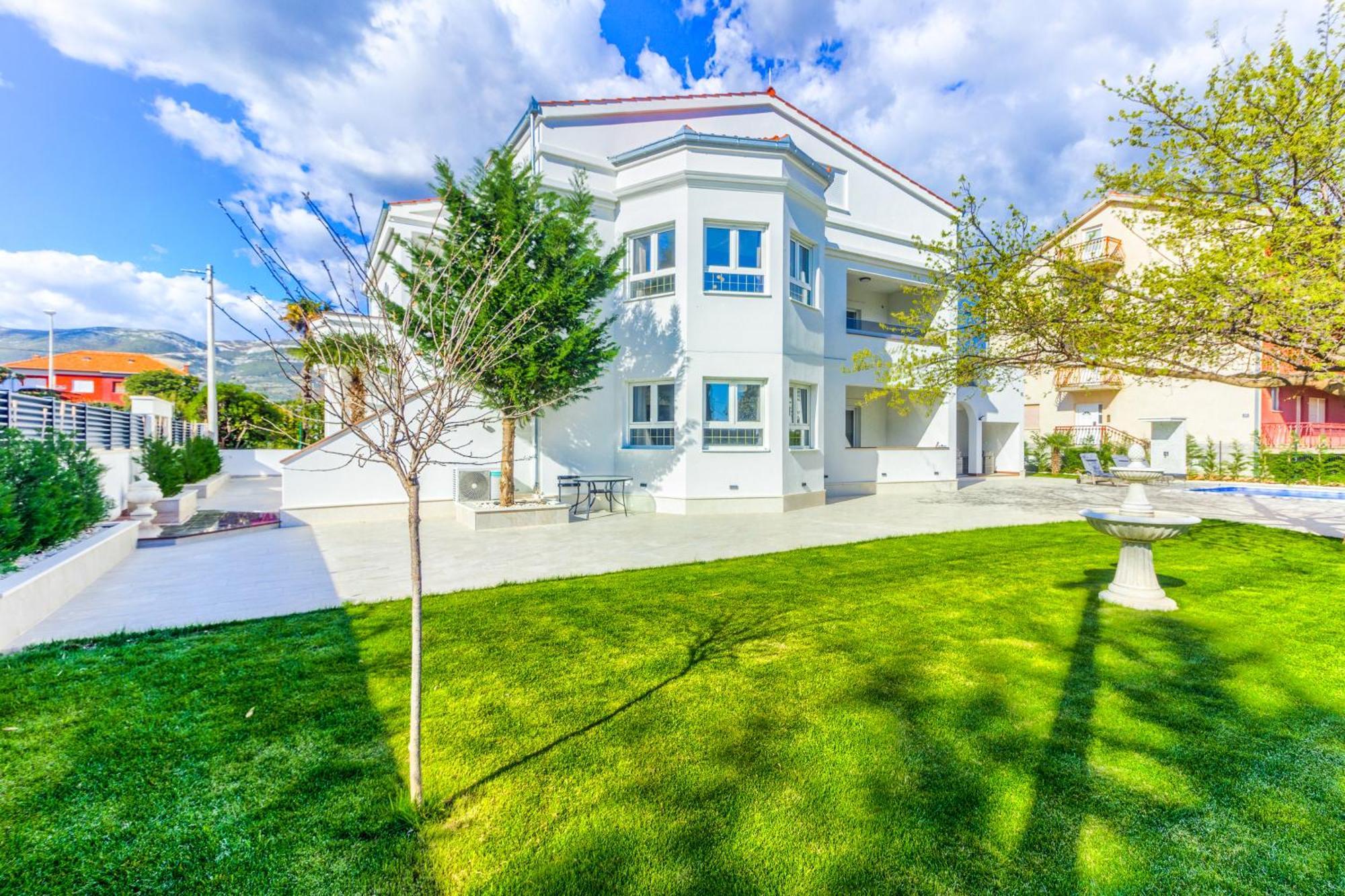 Danica With Heated Pool And Jacuzzi Villa Kastela