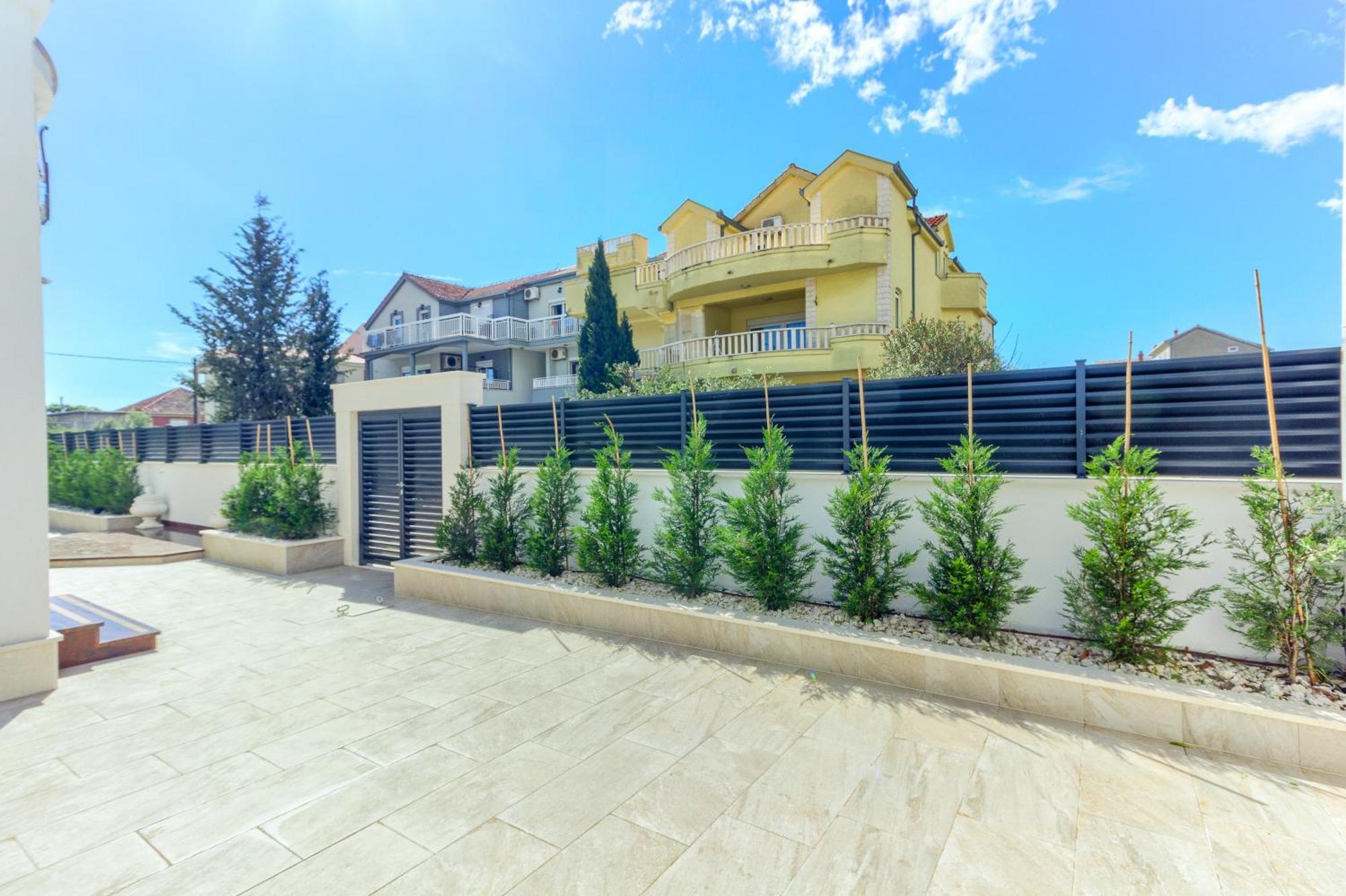 Danica With Heated Pool And Jacuzzi