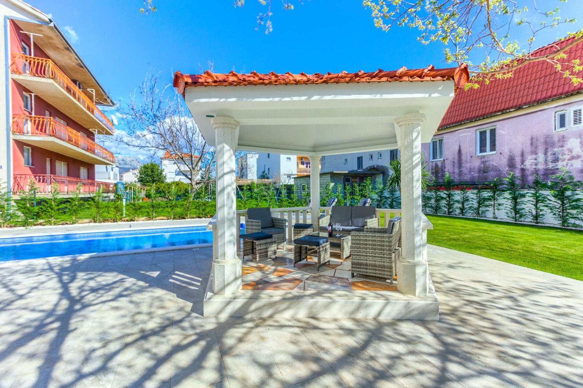 Danica With Heated Pool And Jacuzzi