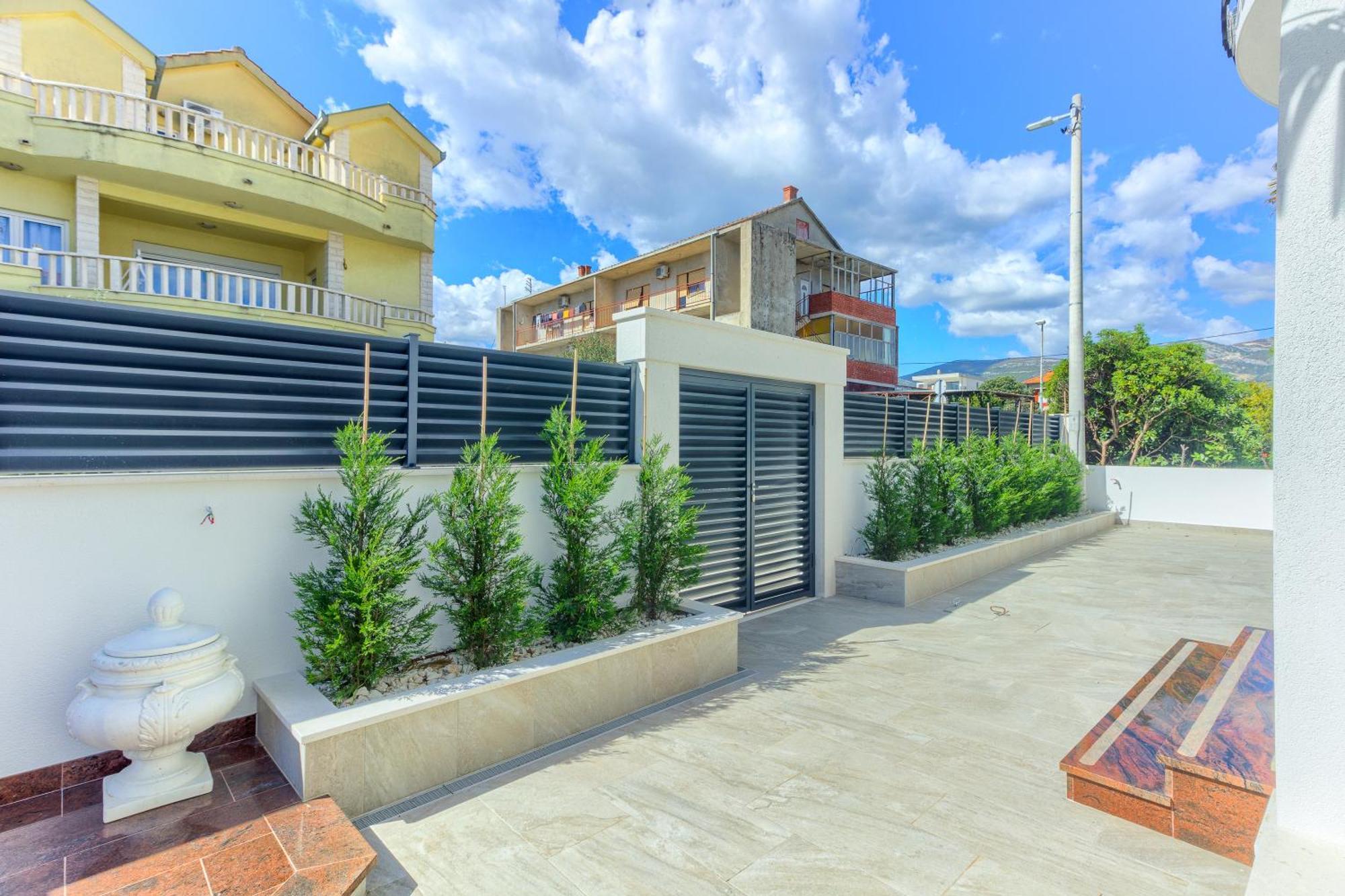 Danica With Heated Pool And Jacuzzi Kastela