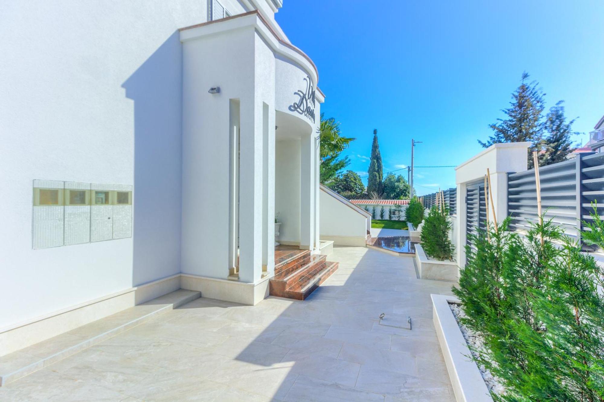 Danica With Heated Pool And Jacuzzi *