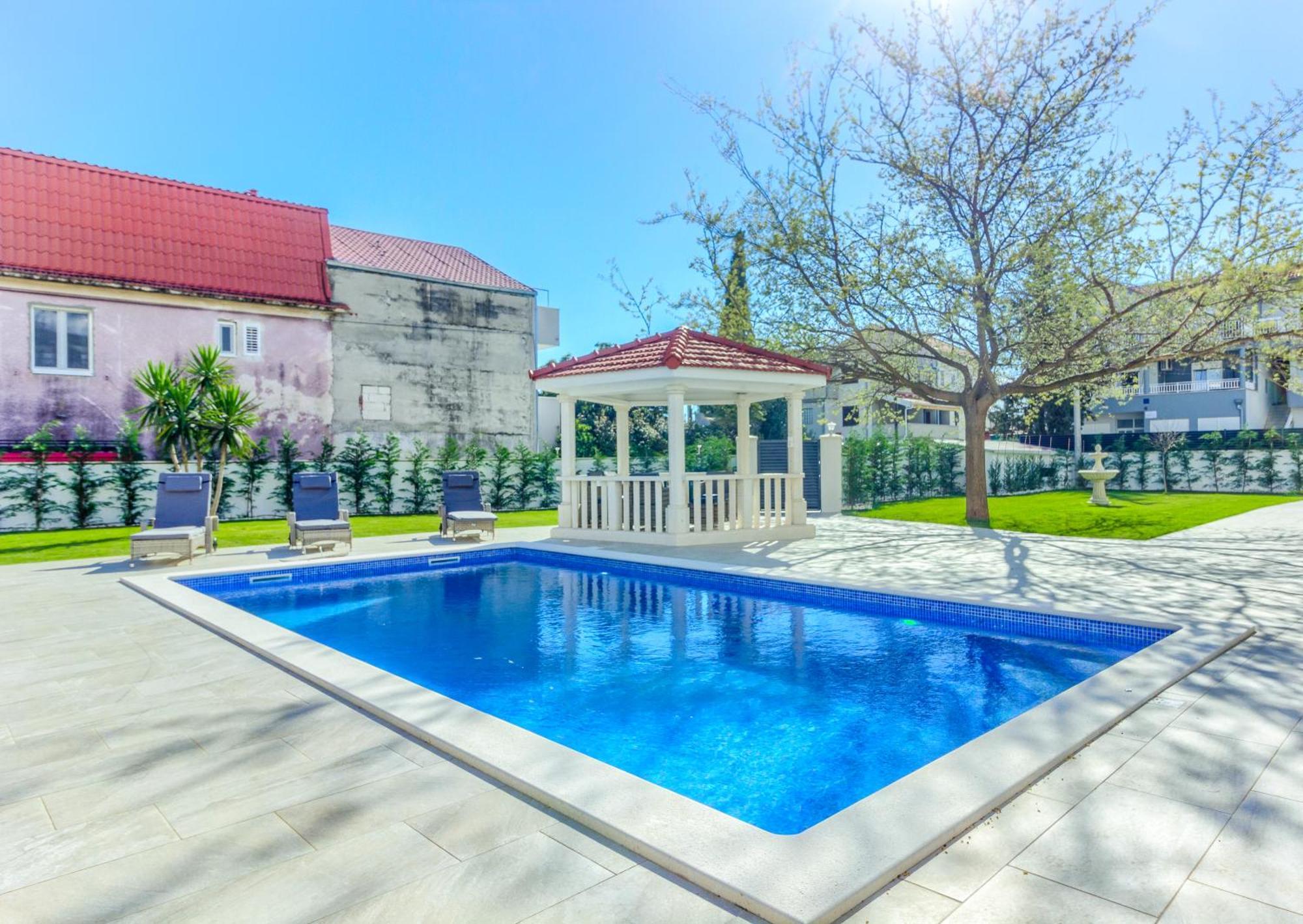Villa Danica With Heated Pool And Jacuzzi Kastela