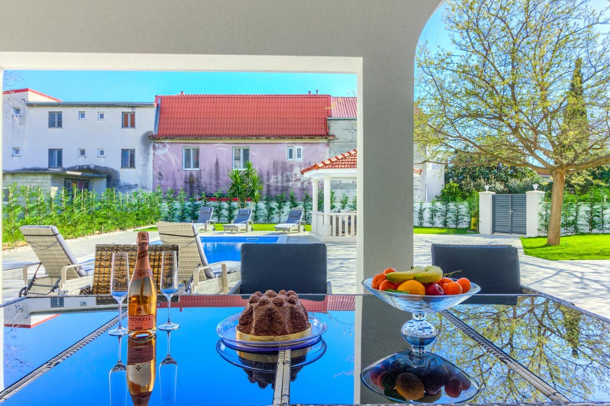 Villa Danica With Heated Pool And Jacuzzi Kastela