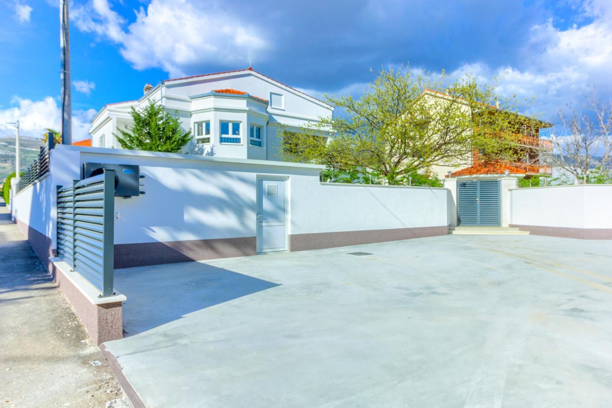 Danica With Heated Pool And Jacuzzi *