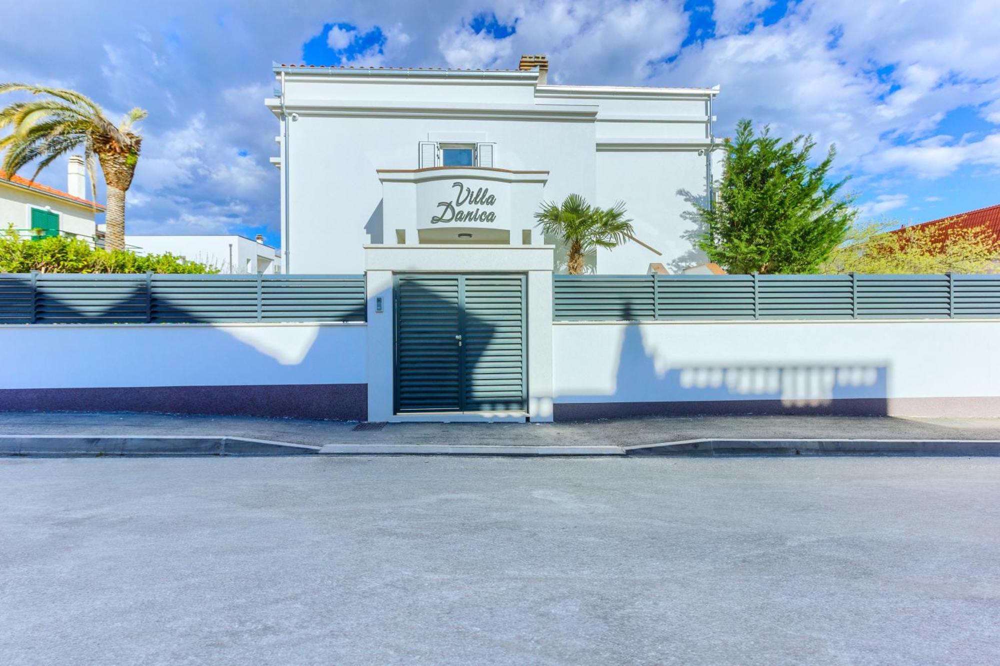 Villa Danica With Heated Pool And Jacuzzi *