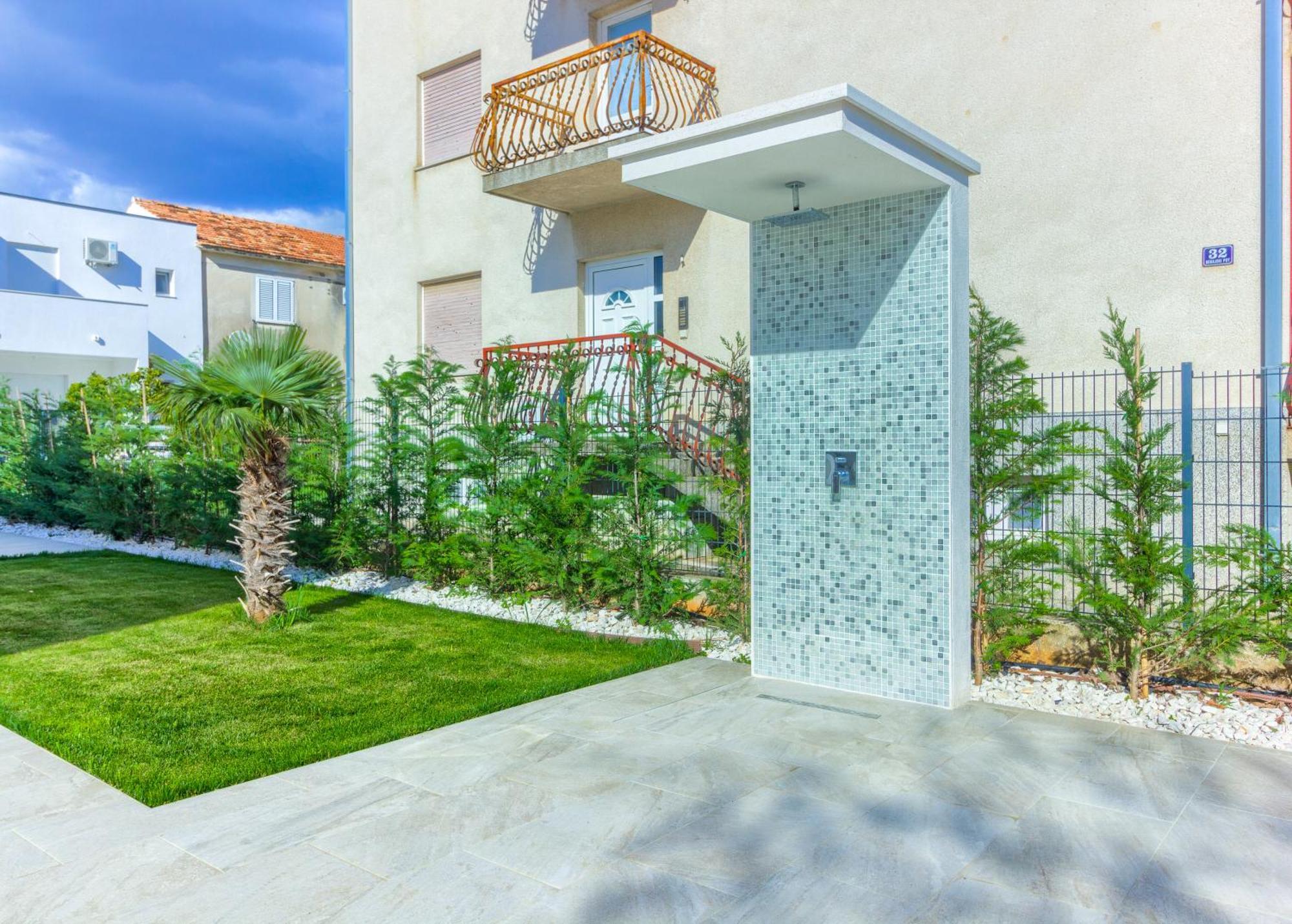 Villa Danica With Heated Pool And Jacuzzi