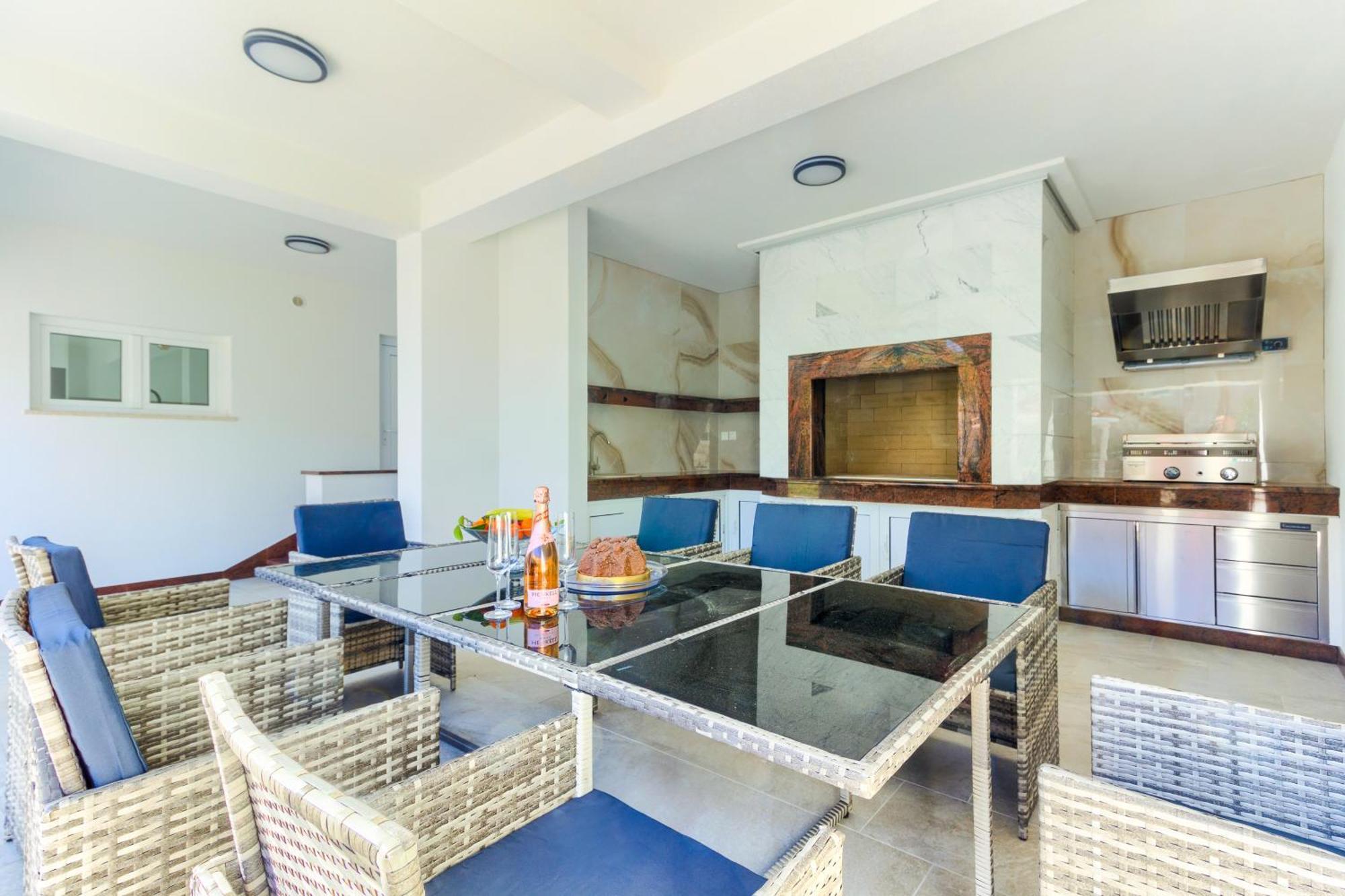 Danica With Heated Pool And Jacuzzi Villa