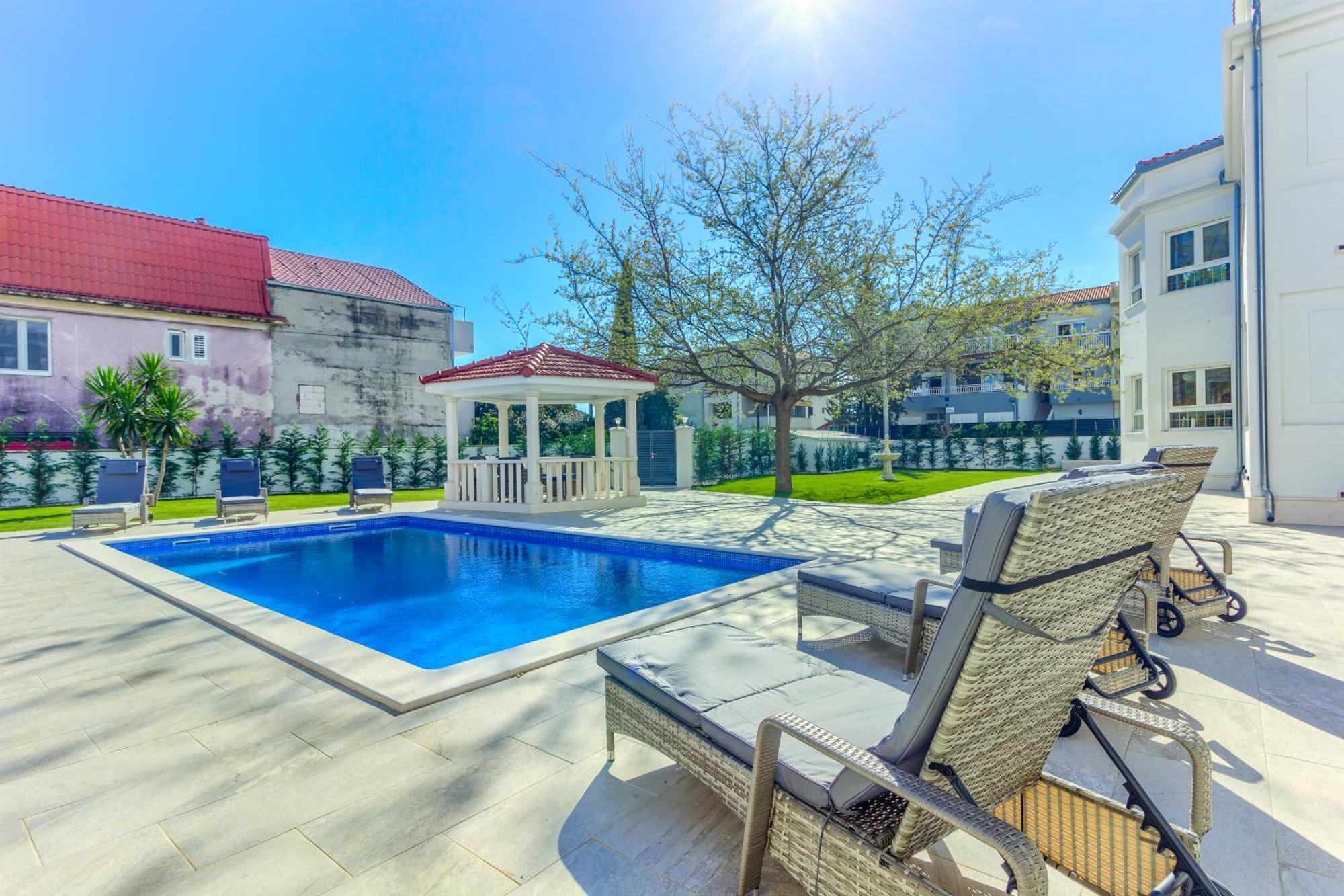 Danica With Heated Pool And Jacuzzi Villa Kastela