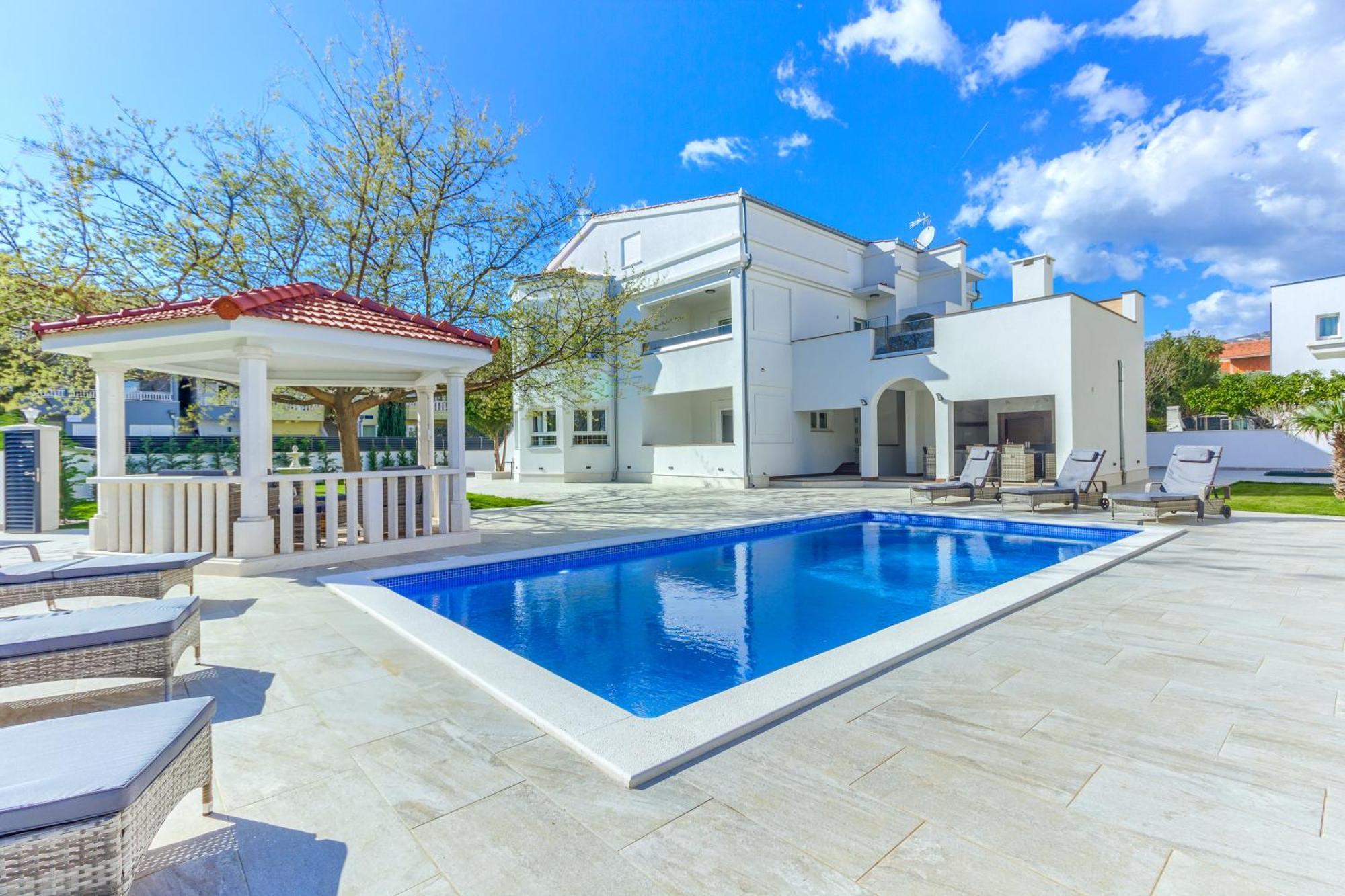 Danica With Heated Pool And Jacuzzi Villa