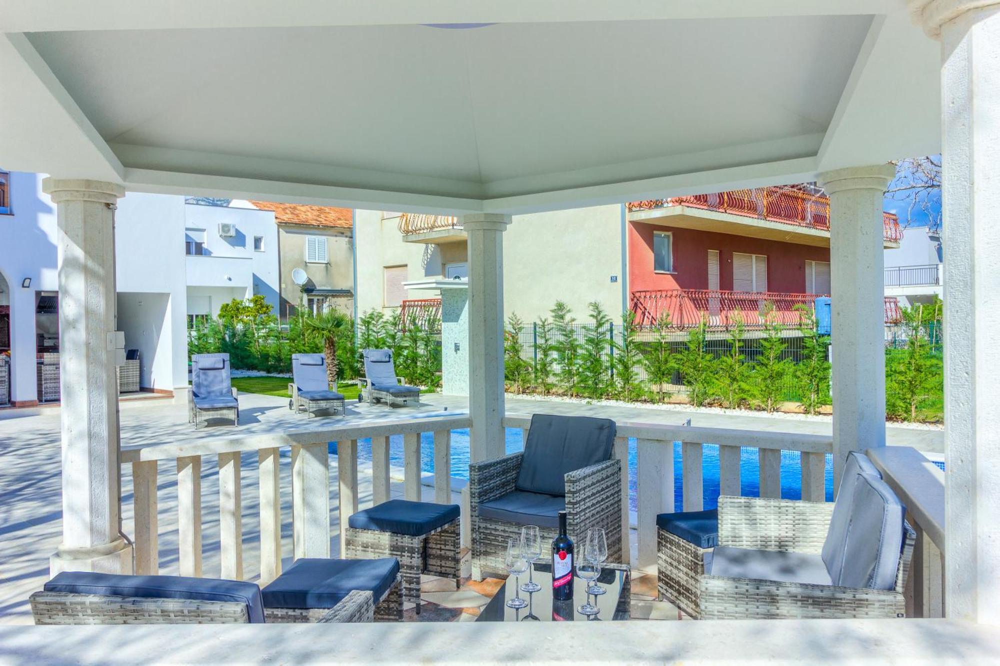 Danica With Heated Pool And Jacuzzi Vila