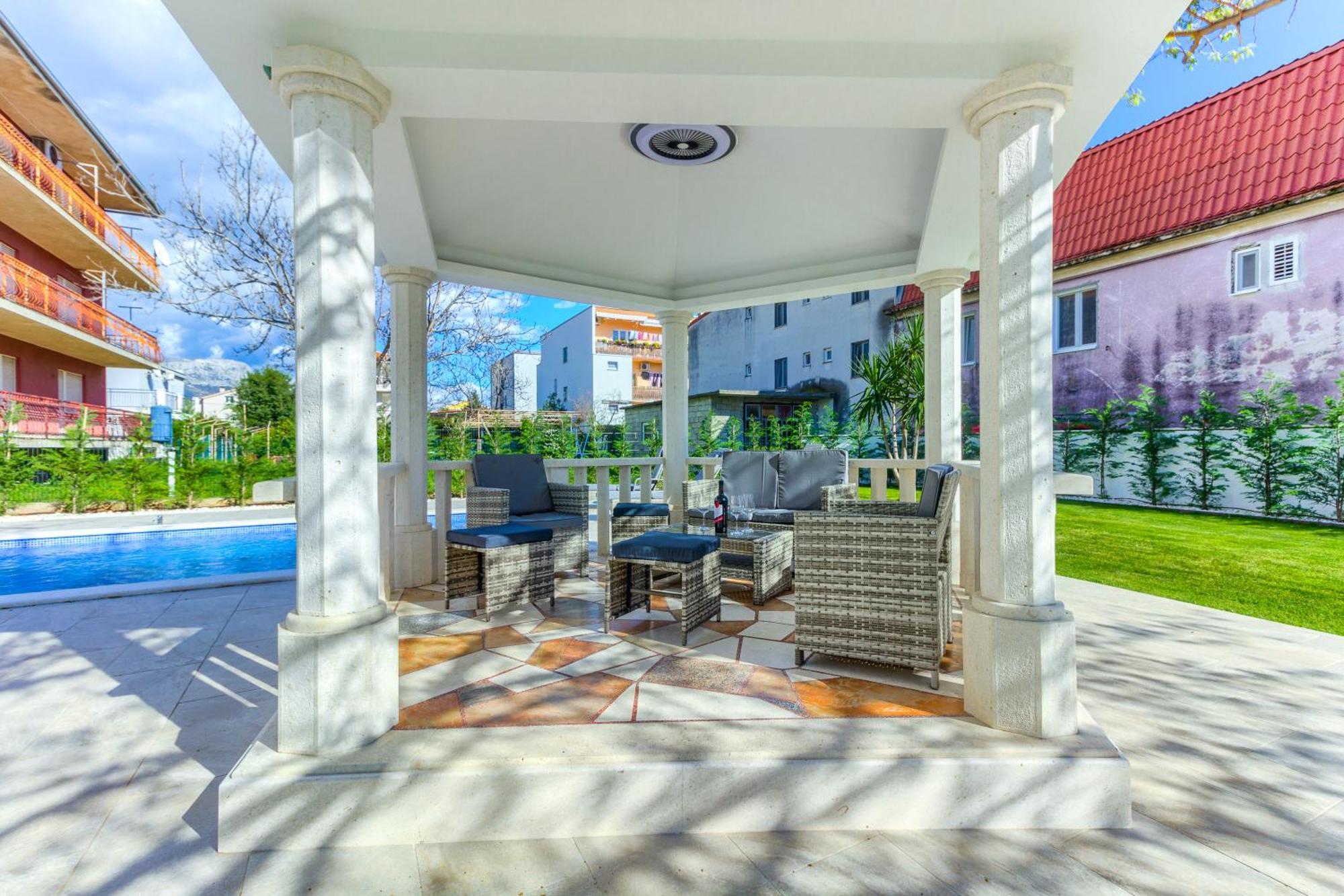 Villa Danica With Heated Pool And Jacuzzi *