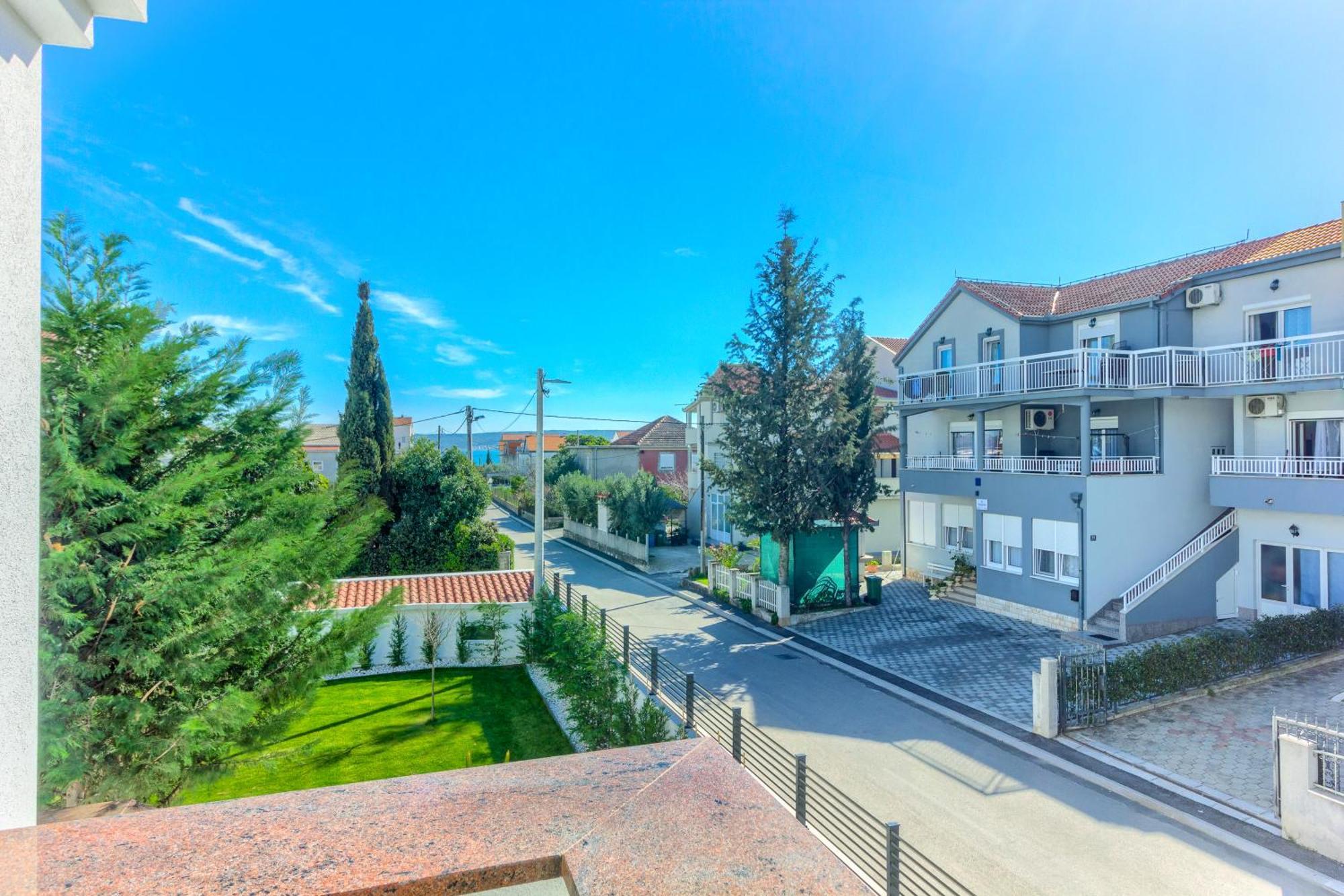 Villa Danica With Heated Pool And Jacuzzi Kastela