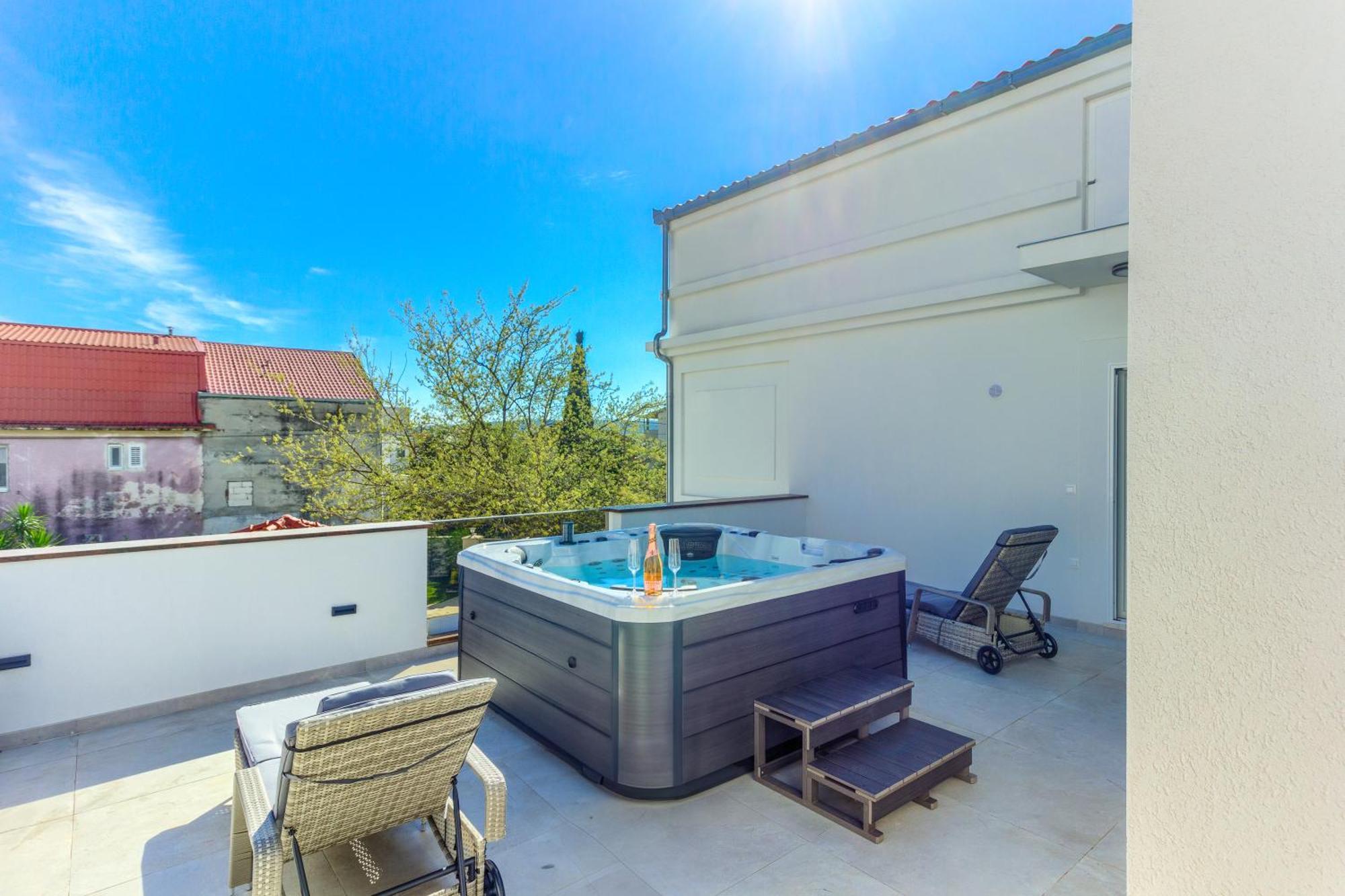 Danica With Heated Pool And Jacuzzi Villa *