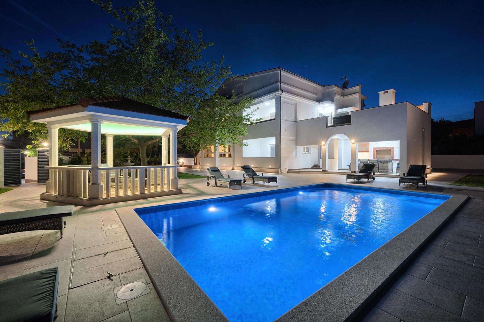 Danica With Heated Pool And Jacuzzi Villa