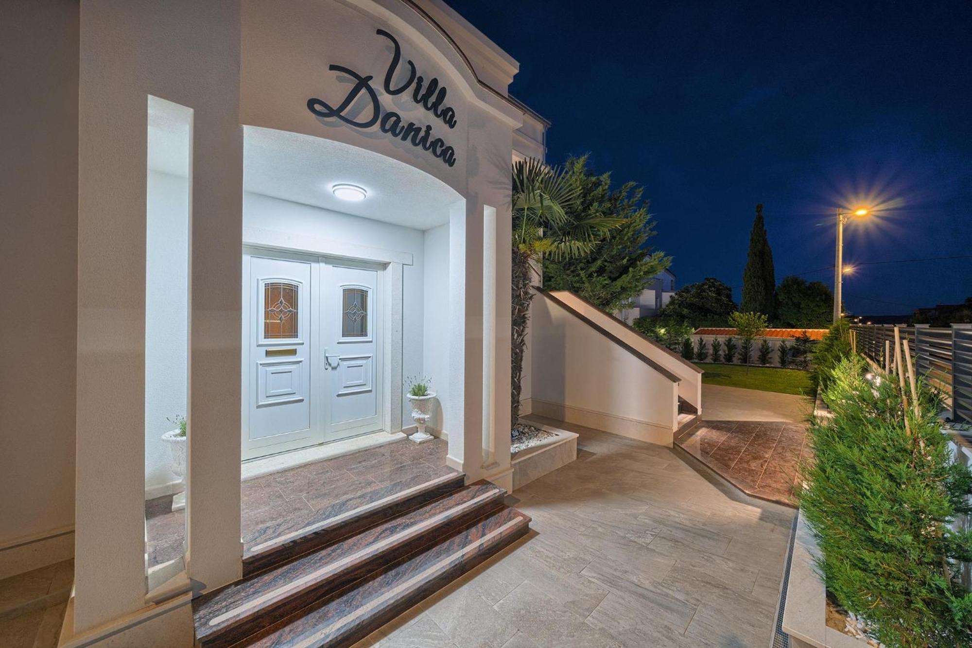 Vila Danica With Heated Pool And Jacuzzi Kastela