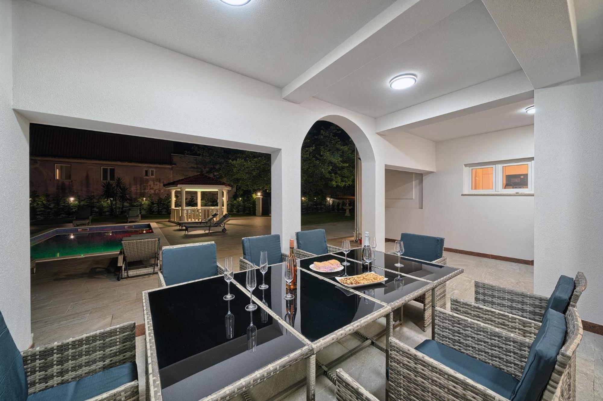 Danica With Heated Pool And Jacuzzi Kastela