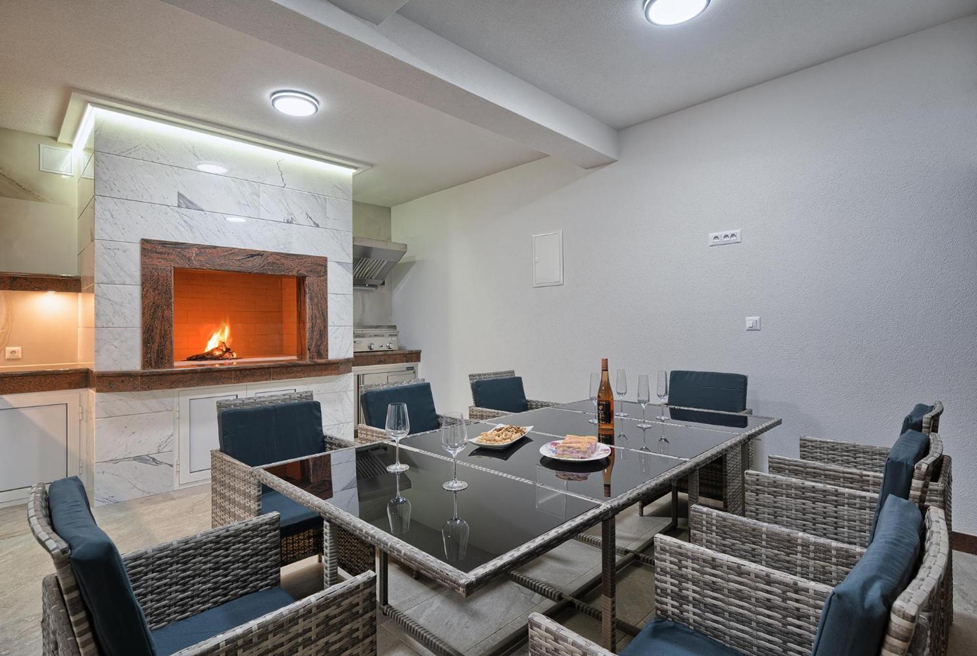 Danica With Heated Pool And Jacuzzi