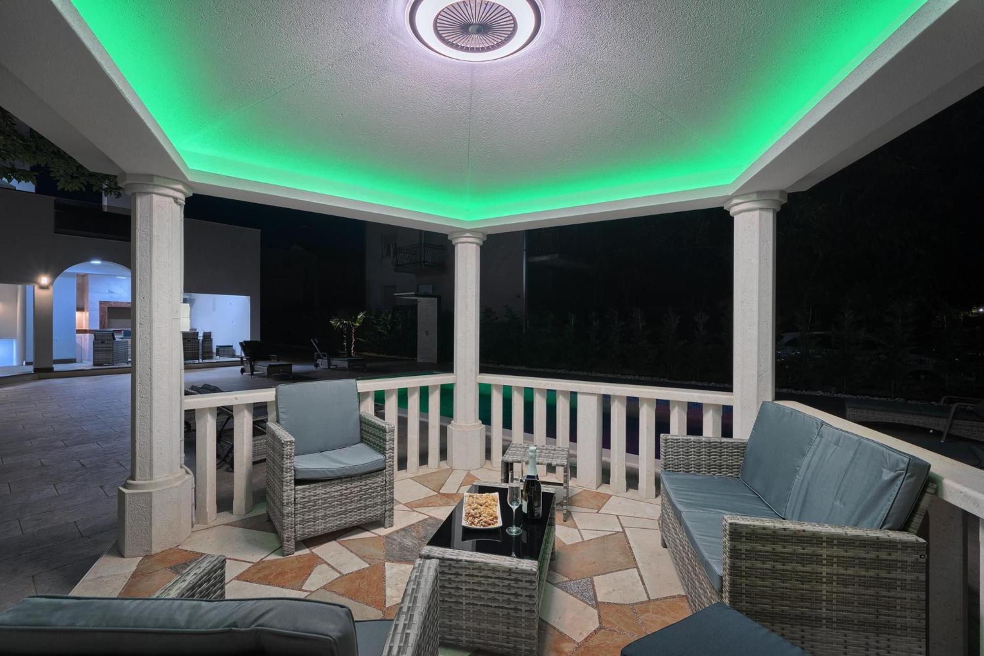 Villa Danica With Heated Pool And Jacuzzi