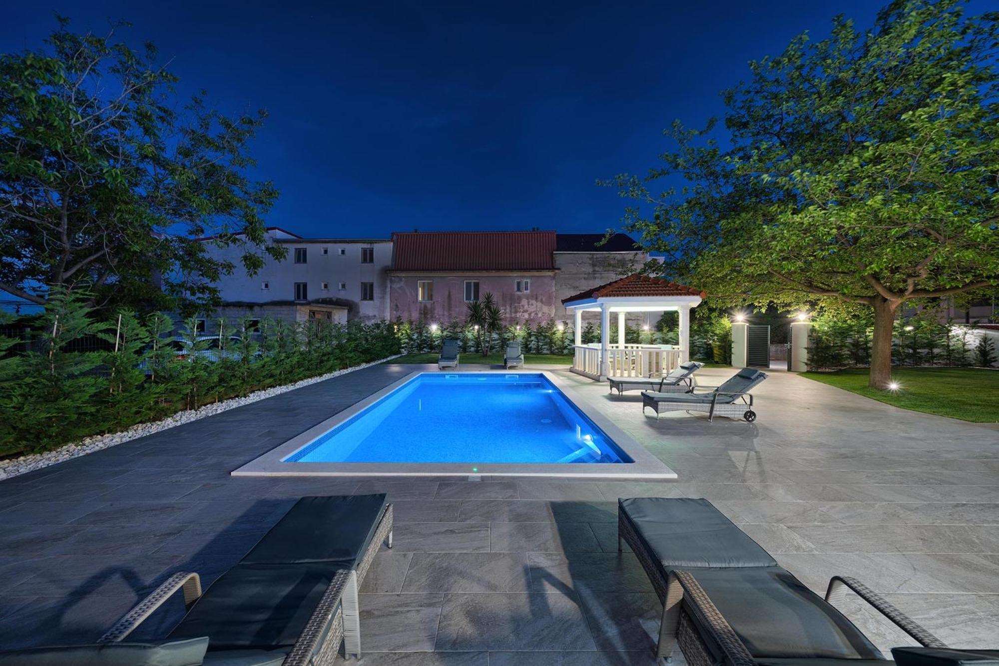 Danica With Heated Pool And Jacuzzi *