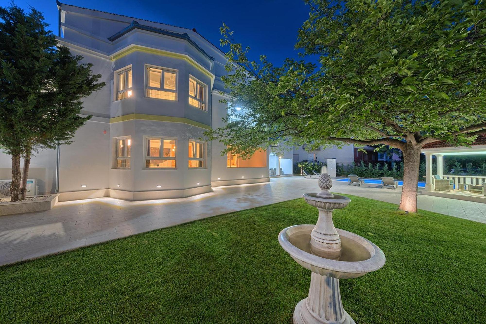 Villa Danica With Heated Pool And Jacuzzi *