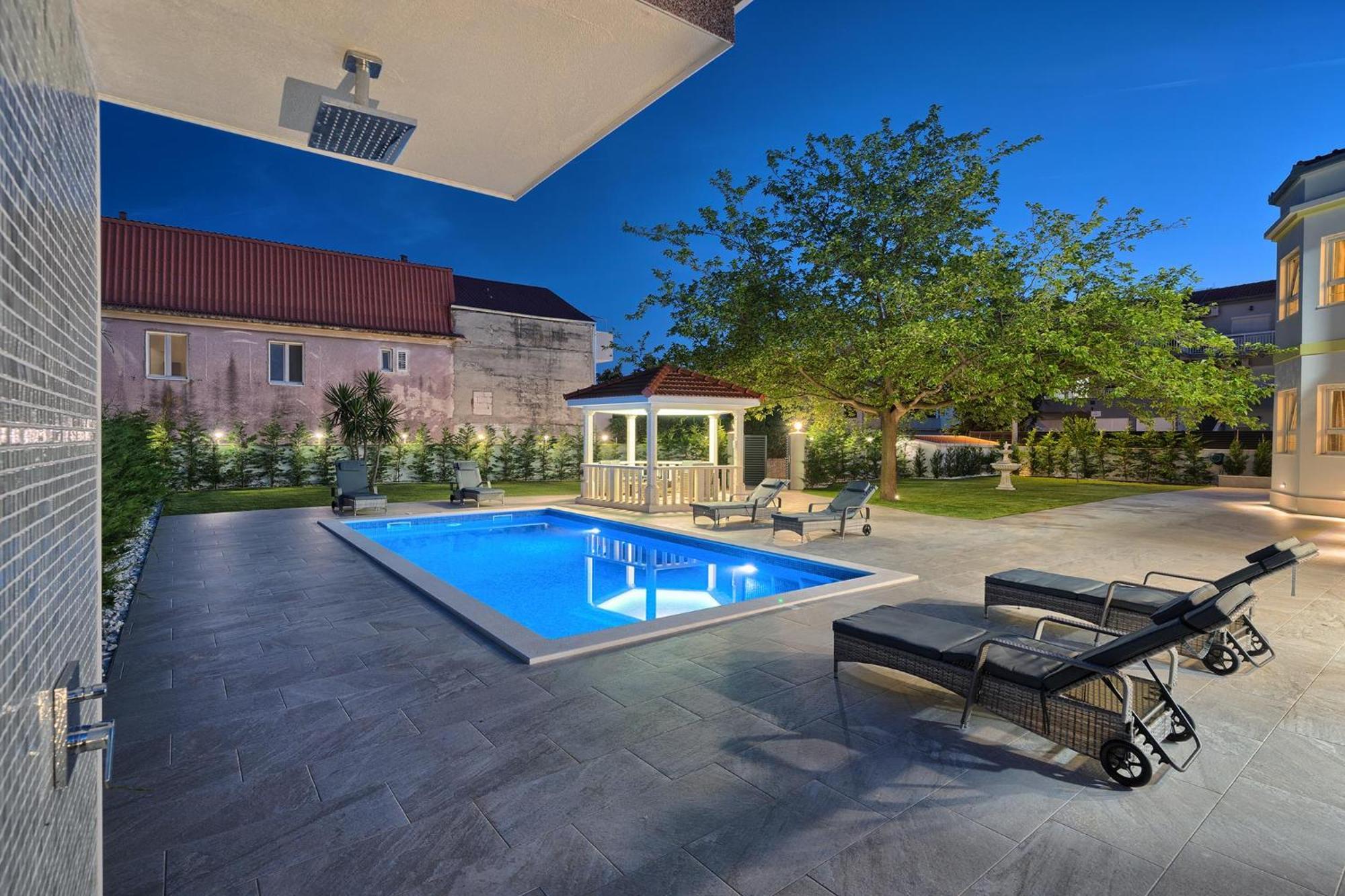 Danica With Heated Pool And Jacuzzi Villa *