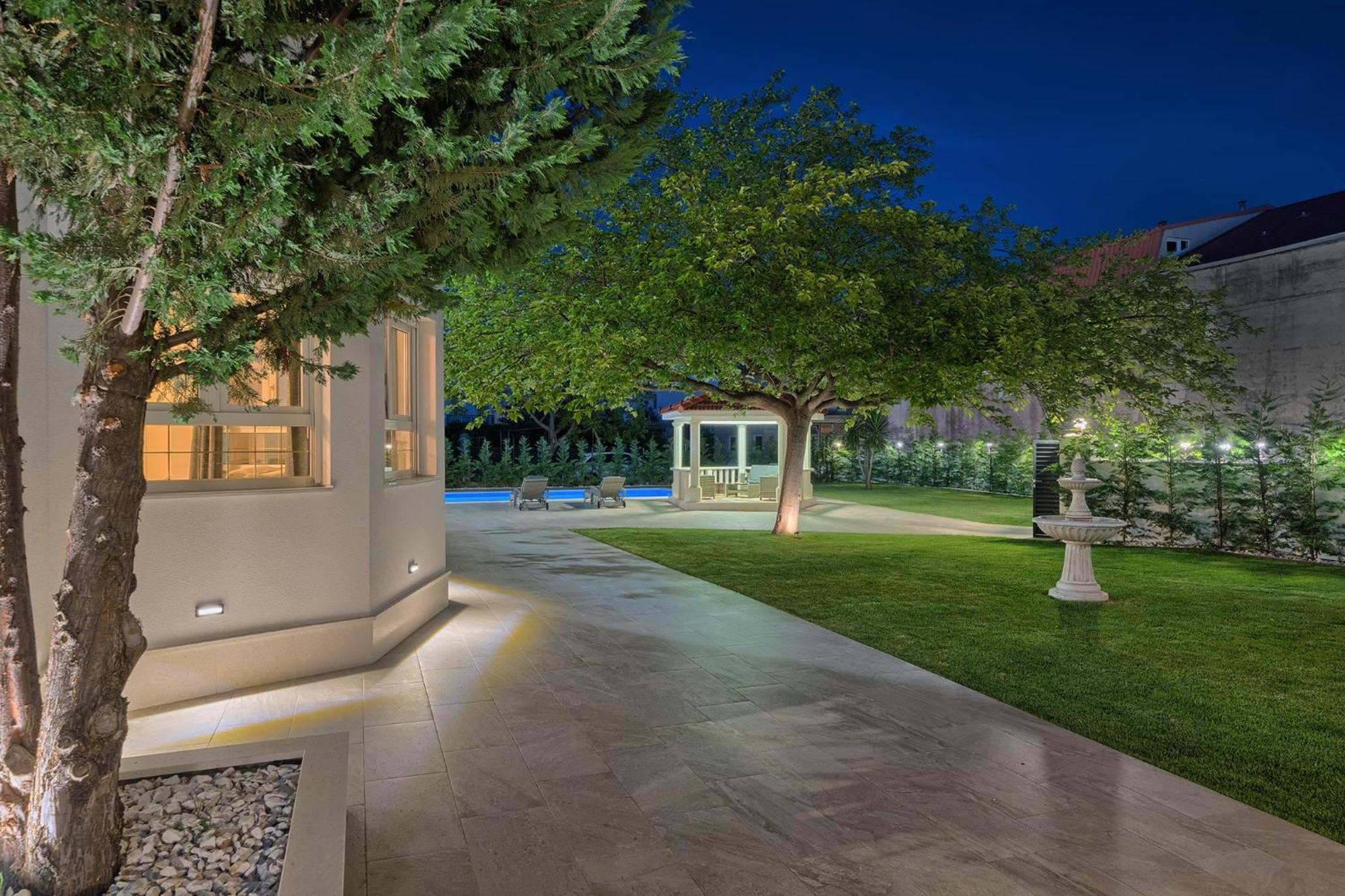 Villa Danica With Heated Pool And Jacuzzi